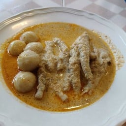 เกาเหลากะทิลูกชิ้นและขาไก่