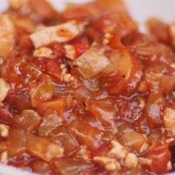 ข้าวหน้าอกไก่สับ, ไส้กรอกผัดซอสมะเขือเทศ(ใส่หอมใหญ่,มะเขือเทศ