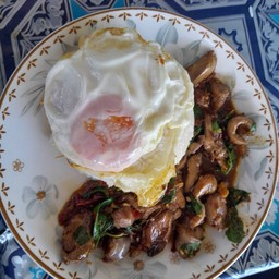 ข้าวกระเพราเครื่องในไก่