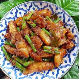 ผัดพริกแกงหมูสามชั้นราดข้าว