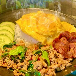ข้าวกระเพราหมูสับพริกแห้ง + กุนเชียงทอดสูตรโบราณ + ไข่ข้นฉ่ำๆ