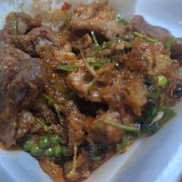 ข้าวราดผัดเผ็ดเนื้อราดข้าว