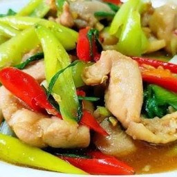 ไก่ผัดพริกหยวก ราดข้าว