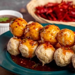 ลูกชิิ้นหมูทอด 13ลูก พร้อมน้ำจิ้มรสเด็ด