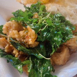 ข้าวราดกรเพราหมูทอด