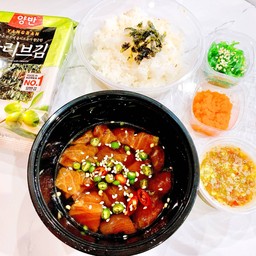 ชุด แซลมอนดองหั่นเต๋า+ข้าวญี่ปุ่น+สาหร่ายห่อข้าว+ไข่กุ้ง+ยำสาหร่าย แถมน้ำจิ้มซีฟู๊ด