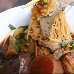 ก๋วยจั๊บโบร่ำโบราณ (เจ้าเก่าเสาชิงช้า) ตลาดศาลายา