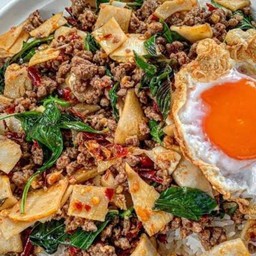 ข้าวหน้าหมูสับผัดหน่อไม้ดองใบโหระพา+ไข่ดาว