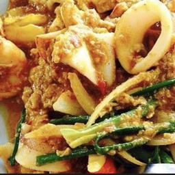 ผัดผงกะหรี่ปลาหมึก(กับข้าว)