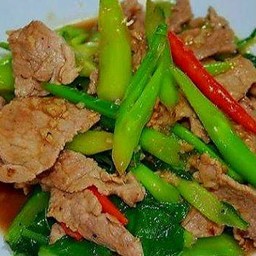 คะน้าหมูชิ้นเป็นกับข้าว