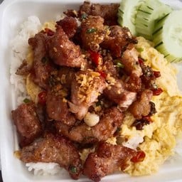 ข้าวหมูชิ้นคั่วพริกเกลือ