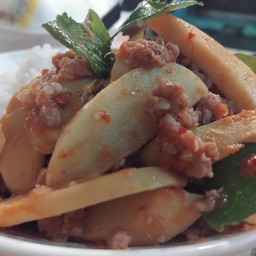 ข้าวราดพริกแกงหมูสับหน่อไม้สด