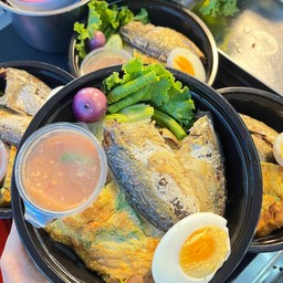 ข้าวปลาทู+ชะอม+ไข่ต้ม+น้ำพริกกะปิมะม่วง