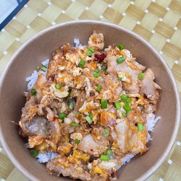 หมูผัดไข่ซอสสุกี้ ราดข้าว