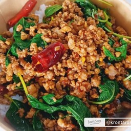 กะเพราหมูสับราดข้าว