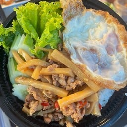 ข้าวราดกระเพราหน่อไม้ไก่