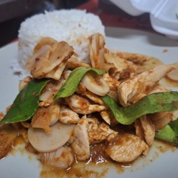 ข้าวราดพริกแกงไก่หน่อไม้ดอง