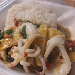 ข้าวราดกรเพราทะเลหน่อไม้สด