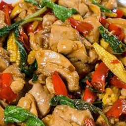 ข้าวหน้ากระเพราไก่ใส่ข้าวโพดอ่อน