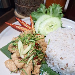 ไก่ผัดกะปิ ตะไคร้