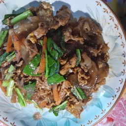 ผัดชีอิ้วหมู  ไก่