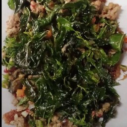 กระเพราหมูสับไข่เยี่ยวม้าราดข้าว