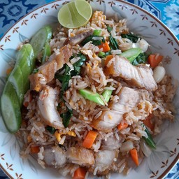 ข้าวผัดหมูกรอบ