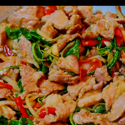 ข้าวราดกระเพราหมูชิ้น