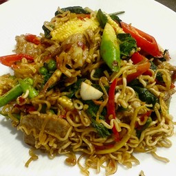 มาม่าผัดขี้เมาหมู