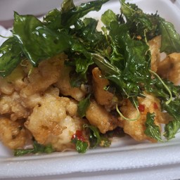 ข้าวราดกรเพราไก่กรอบ