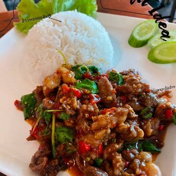 กะเพราเนื้อสับราดข้าว