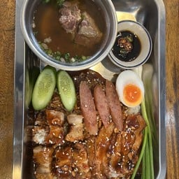 ข้าวหมูแดงหมูกรอบ