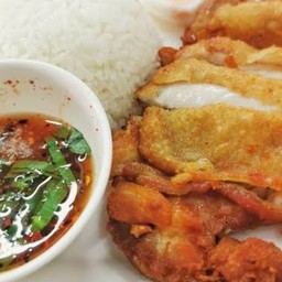 ข้าวไก่ทอดน้ำจิ้มแจ่ว