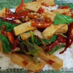 กระเพราหมูยอ