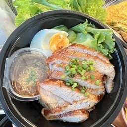 ข้าวหมูย่างน้ำจิ้ม เเจ่ว