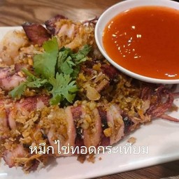 ปลาหมึกทอดกระเทียม