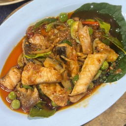 ปลากดคังผัดเผ็ด