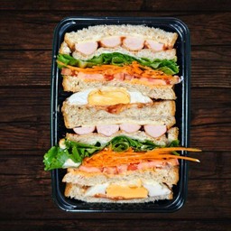 แซนวิช ไส้กรอกไก่หนังกรอบ+ไข่ดาว+สลัด