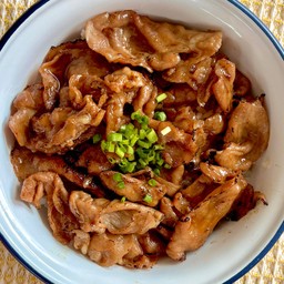 ข้าวหน้าหมูพ่นไฟ