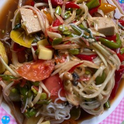 ตำป่าใส่หอยเชอรี่  หน่อไม้ ขนมจีน ผักบุ้งลวกค่ะ