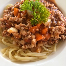 สปาเก็ตตี้ผัดซอสหมู Spaghetti tomato sauce with pork