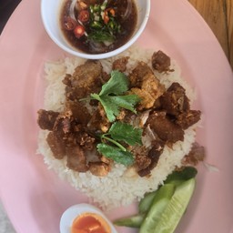 ข้าวมัน หมูทอด ไข่ยางมะตูม