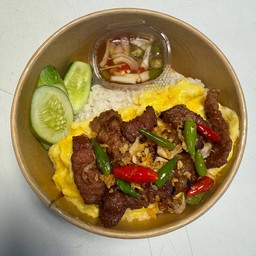 ข้าวไข่ข้นหมูทอดกระเทียมพริกสด