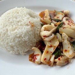 กะเพราปลาหมึกราดข้าว