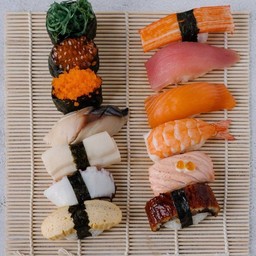 ข้าวปั้นปลาดิบรวม (เกรดพรีเมียม)