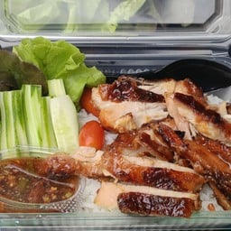 อิ่มจุใจ ข้าวไก่ย่าง  ข้าวน้ำพริกกะปิและเบเกอรี่ หน้าธนาคารไทยพาณิชย์ ตลาดเจ้าพรหม