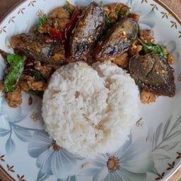 กระเพราไข่เยี่ยวม้า