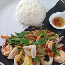 ผัดฉ่าทะเลราดข้าว