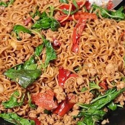 มาม่ากะเพราหมูสับ