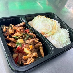 ข้าวกะเพรา หมูชิ้น